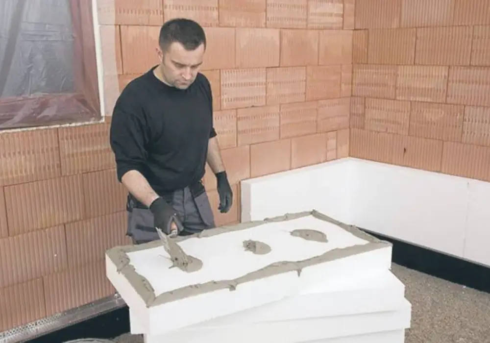 Jak zamocować belkę do ściany ze styropianem? Poradnik krok po kroku