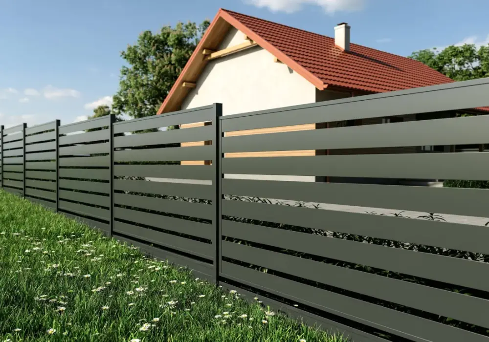 Ile kosztuje ogrodzenie metalowe? Sprawdź ceny i oszczędź