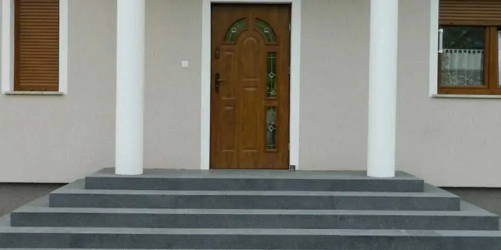 Jak bezpiecznie zaprojektować wejście do domu ze schodami: 5 rad