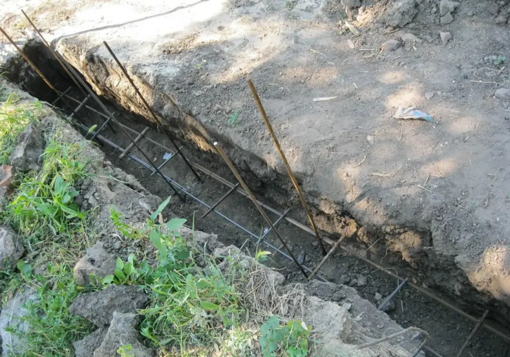 Na jaką głębokość fundament pod ogrodzenie? Sprawdź wymiary [Polska]