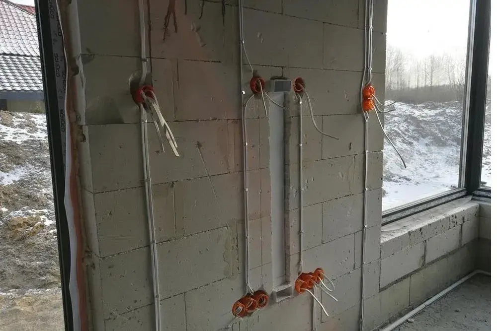 Jak bezpiecznie prowadzić kable w ścianie - poradnik elektryka