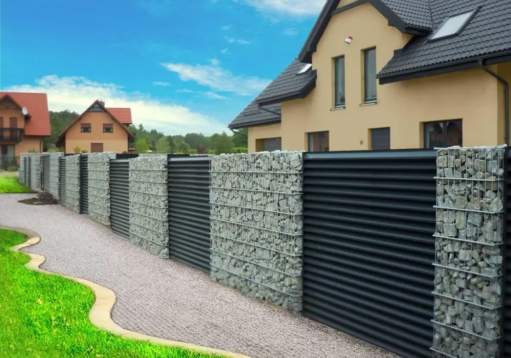 Ile kosztuje ogrodzenie działki 1000m2? Sprawdź ceny i porównania materiałów