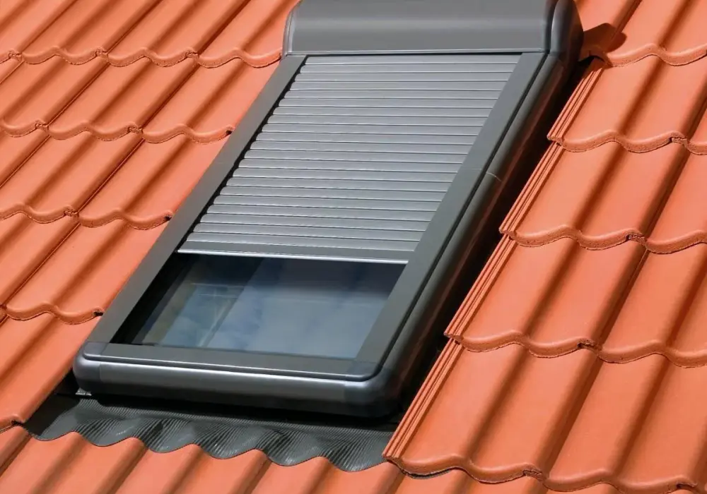 Okno dachowe z roletą zewnętrzną: komfort i oszczędności w domu