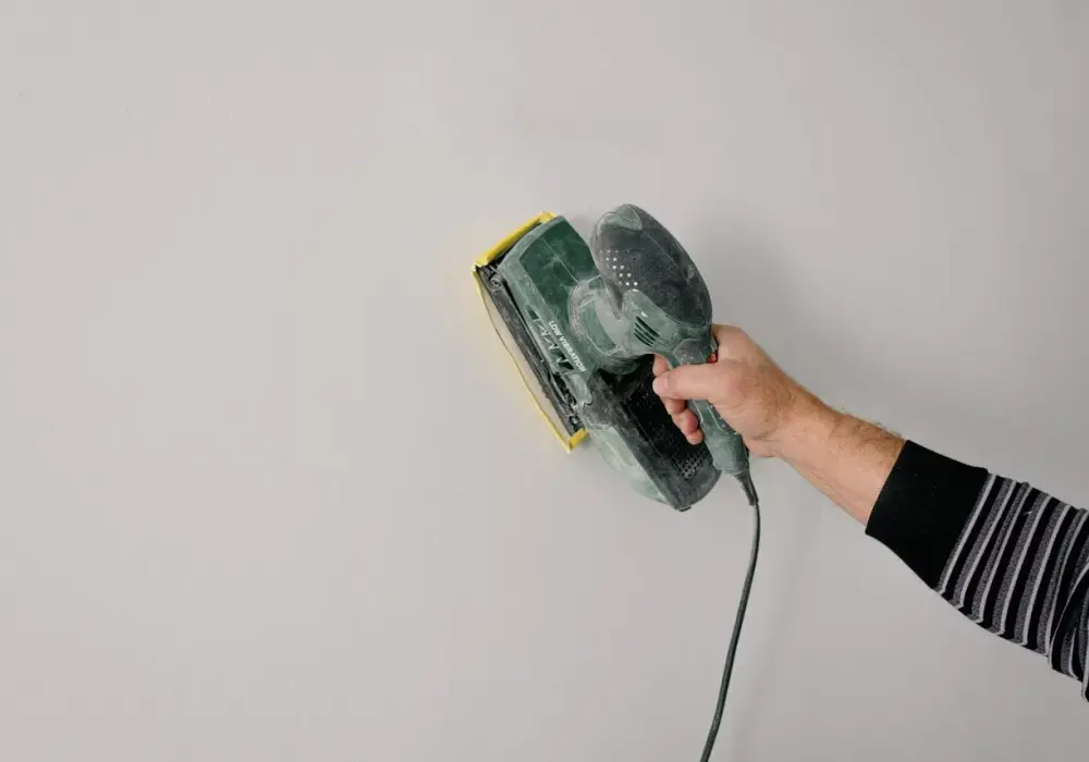 Elektronarzędzia sieciowe – kiedy warto wybrać sprzęt na kabel?