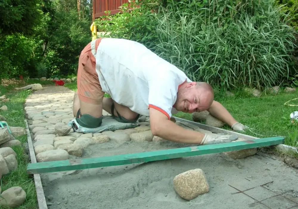 Chodnik z kamienia polnego: jak zbudować i pielęgnować? [Poradnik]