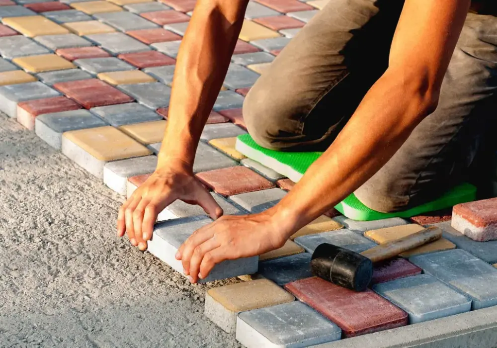 Układanie kostki na betonie: Praktyczny poradnik DIY krok po kroku