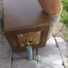Solidny fundament pod słupy drewniane, z metalową płytą i śrubą, gotowy do montażu.