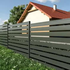 Nowoczesne ogrodzenie metalowe z drewnianymi wstawkami. Zastanawiasz się, ile kosztuje ogrodzenie metalowe?