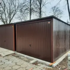 Dwa brązowe garaże z blachy ocynkowanej na garaż, gotowe do użytku.