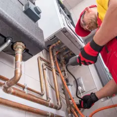 Instalator sprawdza przyłącza kotła. Czy licznik gazowy może być w mieszkaniu? Tak, często jest montowany w kotłowni lub pomieszczeniu technicznym.