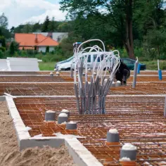 Przygotowanie do wylania betonu: zbrojenie i instalacje to kluczowe etapy, jak zrobić fundament pod dom.