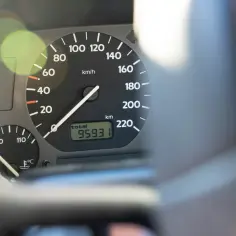Zbliżenie na deskę rozdzielczą samochodu, gdzie widać prędkościomierz i licznik przebiegu. Zastanawiasz się, jak cofnąć licznik gazu? Tutaj jest 95931 km.