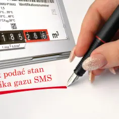 Dłoń z długopisem nad licznikiem gazu, tekst "Jak podać stan licznika gazu SMS".