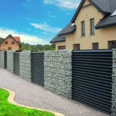 Ile kosztuje ogrodzenie działki 1000m2? Sprawdź ceny i porównania materiałów