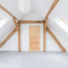 Drewniane belki na poddaszu, drzwi i okna dachowe. Inspiracja, jak wykończyć belki na poddaszu, by stworzyć przytulne wnętrze.