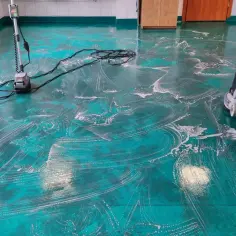 Czyszczenie podłogi gumoleum maszyną. Zastanawiasz się, ile kosztuje położenie gumoleum?