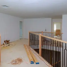 Nowe, drewniane mocowanie balustrad balkonowych na piętrze domu w trakcie budowy.