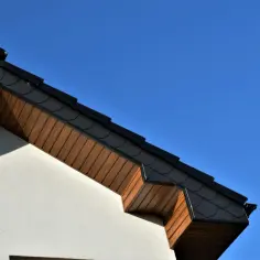 Drewniana podbitka dachowa na krokwiach, tworząca estetyczne wykończenie dachu.