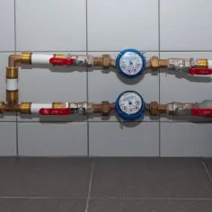 Instalacja wodna z dwoma wodomierzami. Pokazuje, jak zabudować wodomierz, z zaworami i przyłączami.