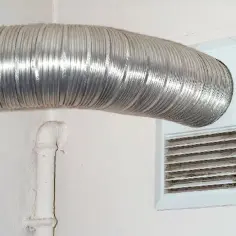Elastyczny przewód podłączony do kratki wentylacyjnej. Pytanie: czy można podłączyć okap do kratki wentylacyjnej w bloku?
