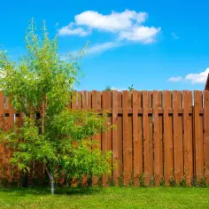 Jak zbudować płot z desek pionowych: kompletny poradnik DIY