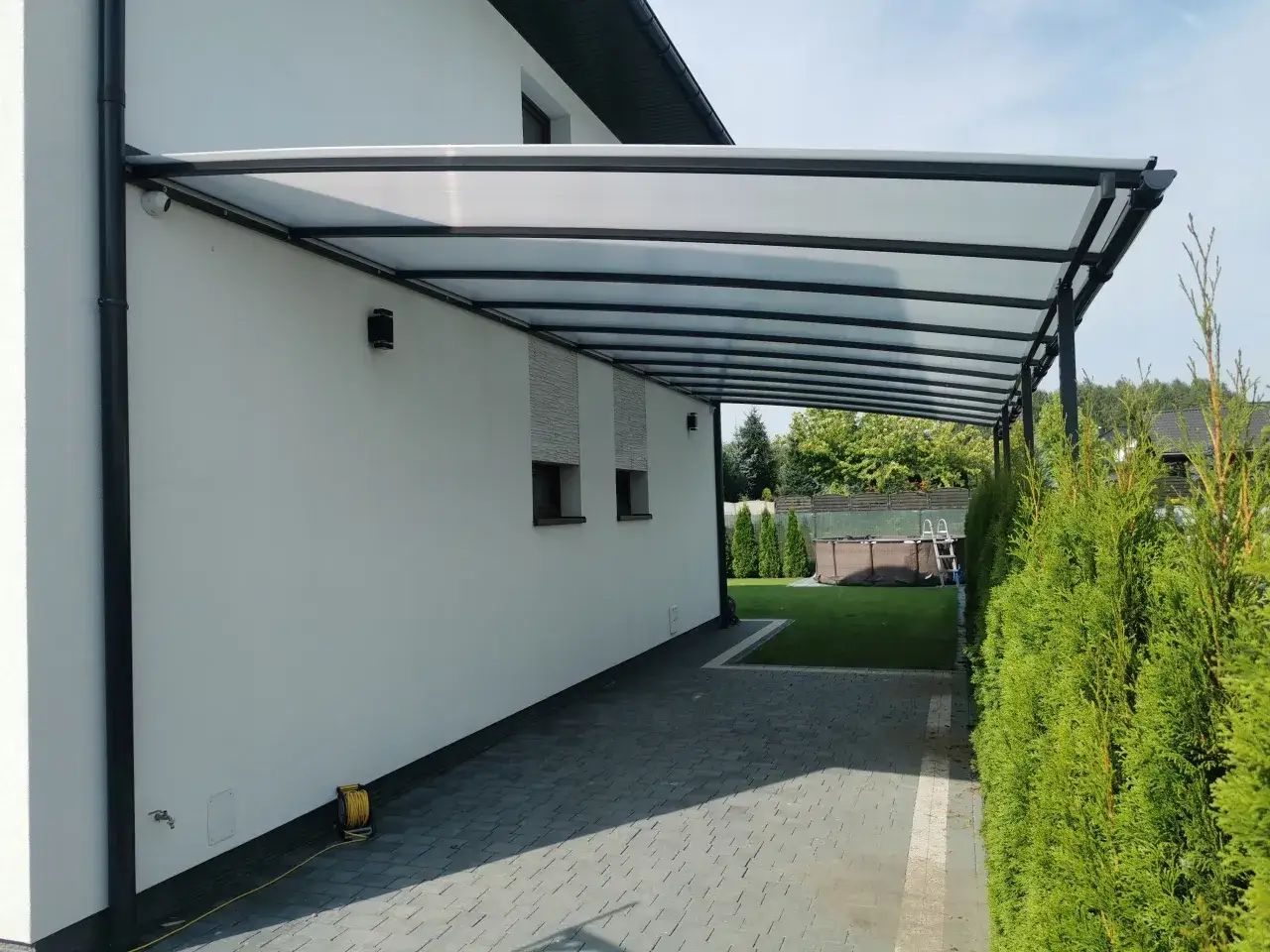 Nowoczesne zadaszenia do samochodu chronią pojazd przed słońcem i deszczem. Elegancka konstrukcja z poliwęglanu i aluminium.