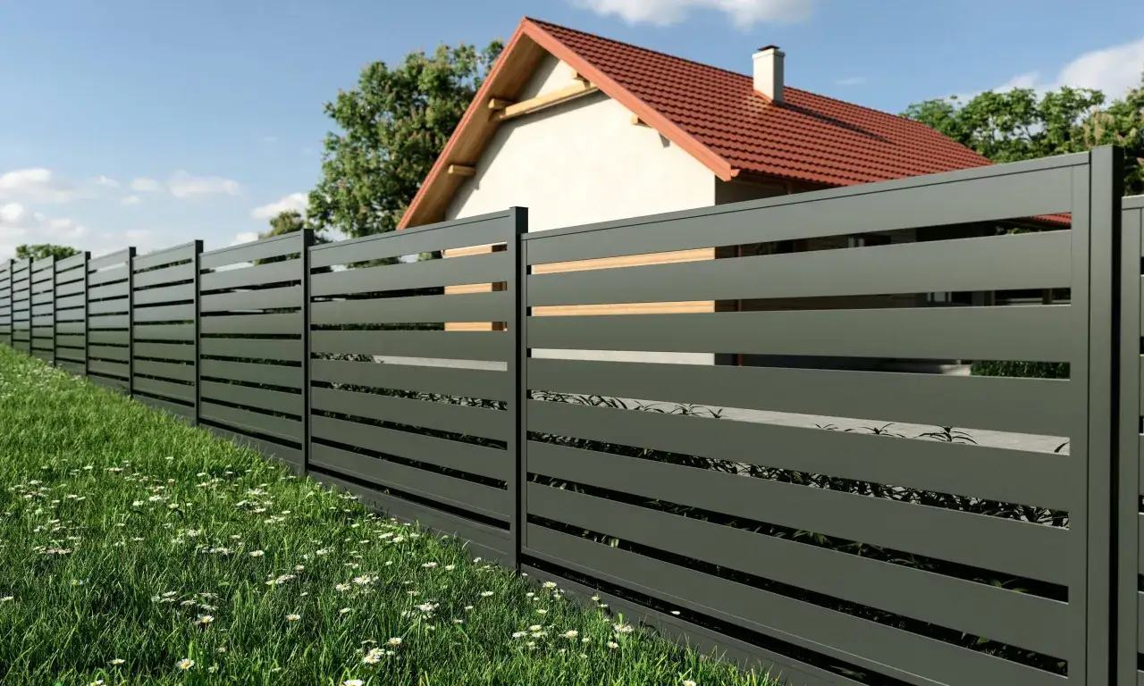 Nowoczesne ogrodzenie metalowe z drewnianymi wstawkami. Zastanawiasz się, ile kosztuje ogrodzenie metalowe?
