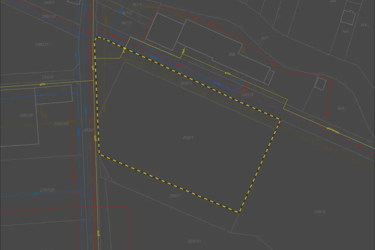 Mapa geodezyjna z zaznaczoną działką 258/1. Linie pokazują przebieg infrastruktury, co jest kluczowe, gdy zastanawiasz się, jak przyłączyć prąd do działki.