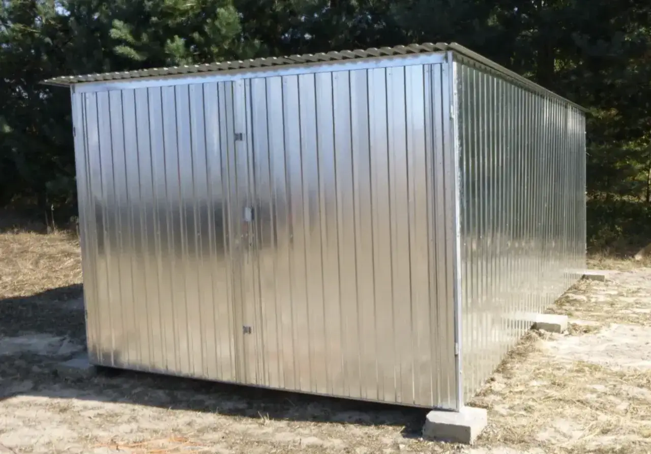 Nowy garaż blaszany stoi na betonowych bloczkach. Czy na postawienie garażu blaszanego trzeba mieć pozwolenie?