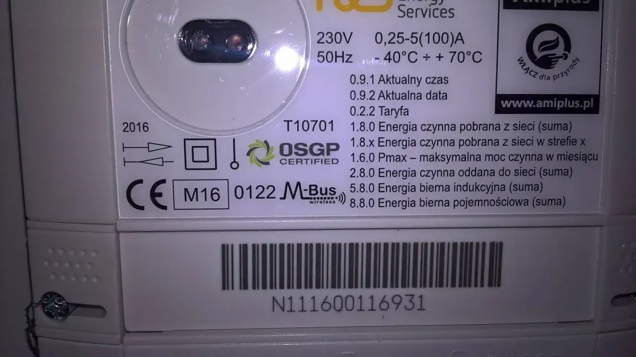 Numer licznika to N111600116931. Widoczny jest pod kodem kreskowym na białej obudowie urządzenia.