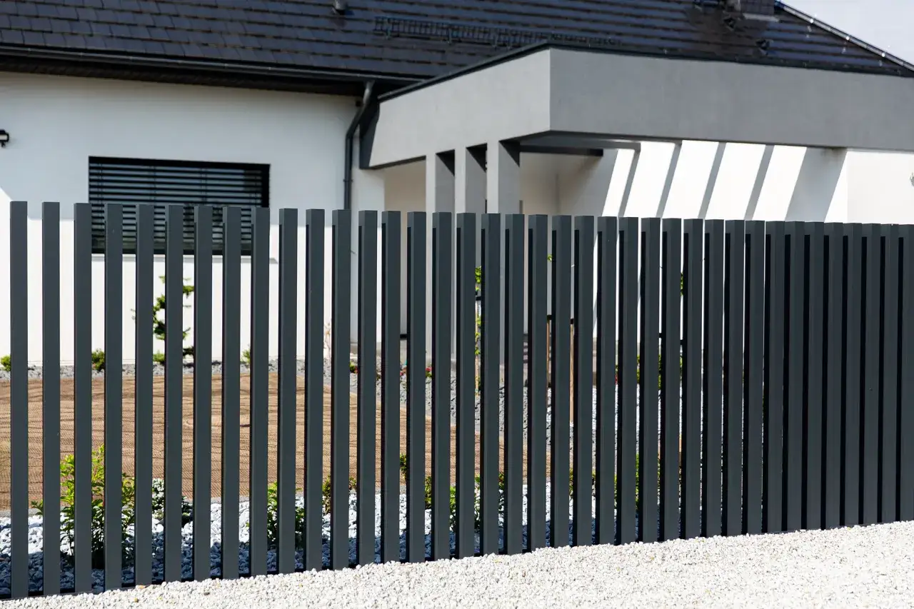 Nowoczesne ogrodzenie metalowe, które podkreśla architekturę domu. Zastanawiasz się, ile kosztuje ogrodzenie metalowe?