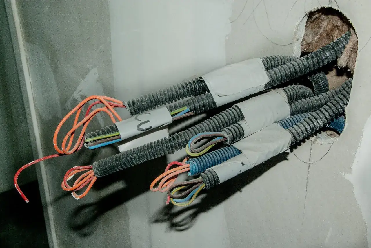 Zdjęcie Jak bezpiecznie prowadzić kable w ścianie - poradnik elektryka