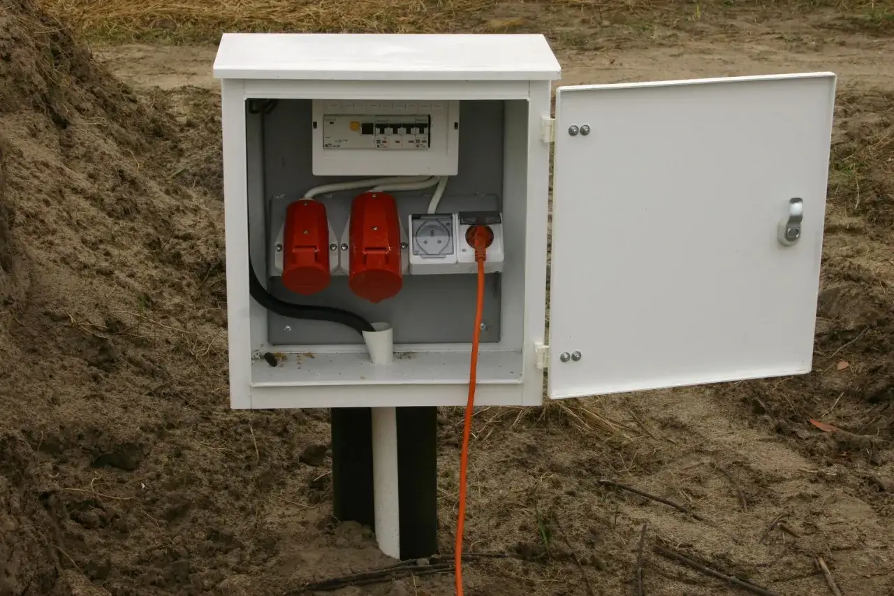 Skrzynka elektryczna na działce, z bezpiecznikami i gniazdami, gotowa do podłączenia. Dowiedz się, ile kosztuje postawienie skrzynki elektrycznej na działce.