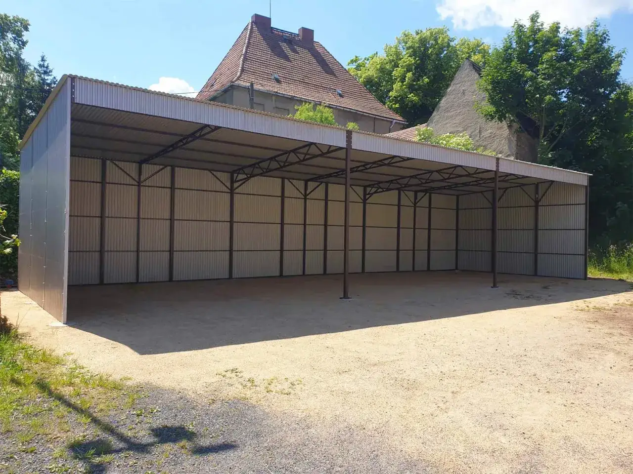 Nowy garaż blaszany dwustanowiskowy z wiatą, gotowy na przyjęcie Twoich pojazdów.