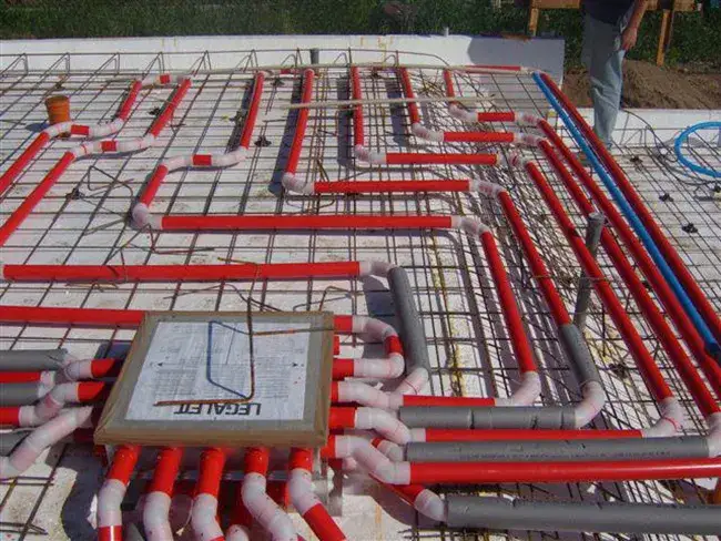 Zdjęcie Płyta fundamentowa z ogrzewaniem podłogowym: Zalety i rodzaje