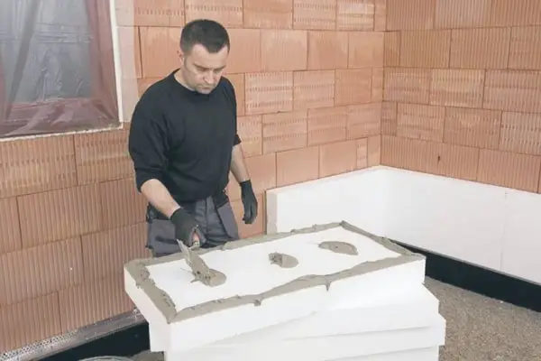 Jak zamocować belkę do ściany ze styropianem? Poradnik krok po kroku