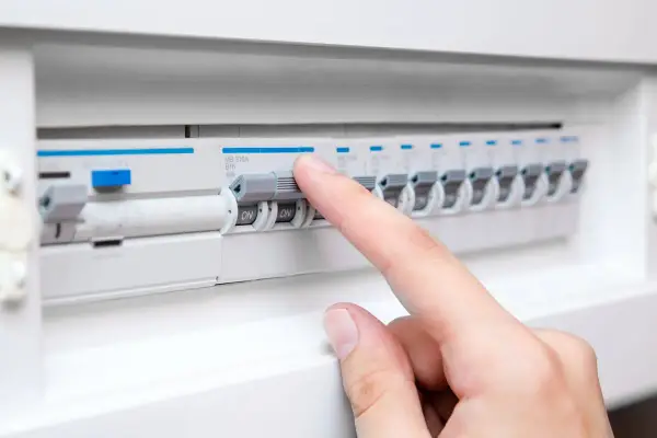 Ile kosztuje skrzynka elektryczna na działce? Sprawdź pełny kosztorys