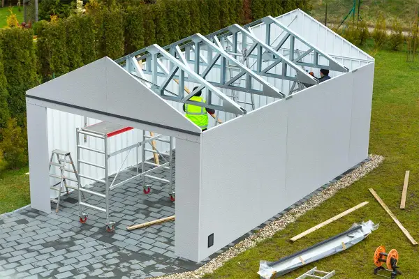 Garaż blaszany: pozwolenie, zgłoszenie czy formalności? Sprawdź!
