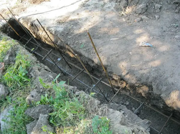 Na jaką głębokość fundament pod ogrodzenie? Sprawdź wymiary [Polska]