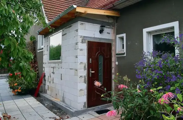 Nowoczesny wiatrołap zewnętrzny: Projekt, budowa, koszty i inspiracje