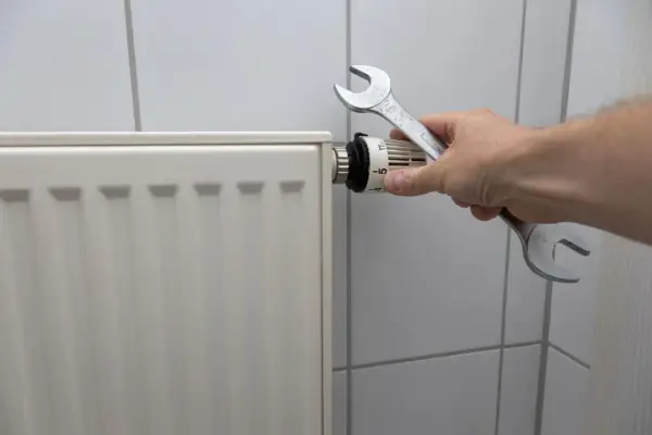 Wymiana grzejnika bez spuszczania wody? Metoda, koszty, formalności
