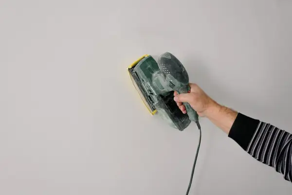 Elektronarzędzia sieciowe – kiedy warto wybrać sprzęt na kabel?
