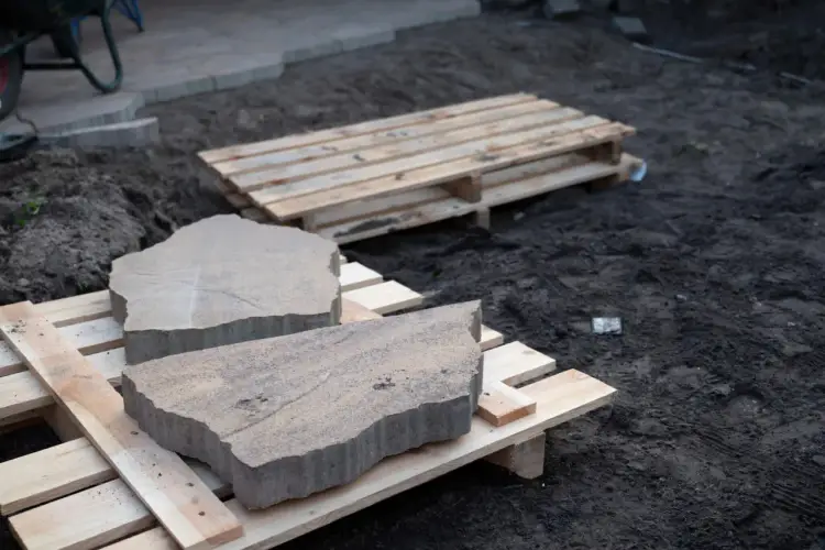 Płaskie kamienie na ścieżkę: wybór, budowa i inspiracje